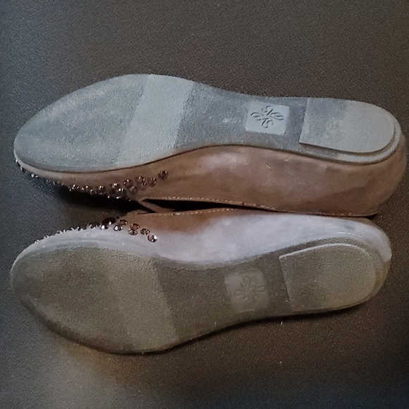 Simply Vera Wang charcoal gray flats with rhinestone on the front.  Size 7.5 - Picture 2 of 4